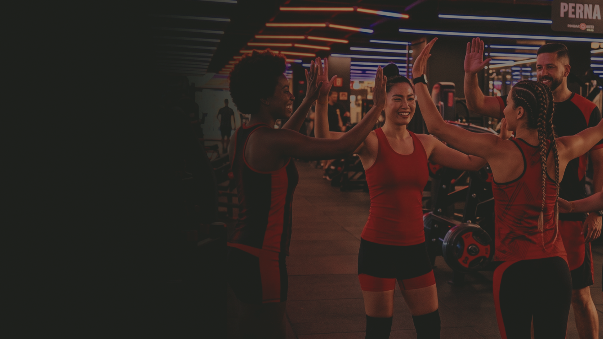 Personal trainer conduzindo um treino em pequeno grupo na World Gym PRO